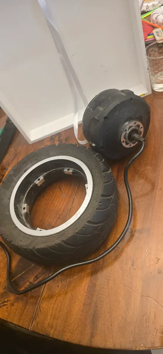 Motor Dualtron Victor con llanta y neumático