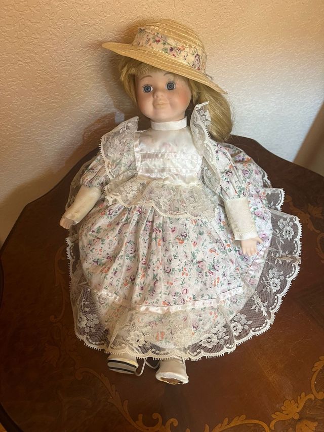 Muñeca de Porcelana Vestida
