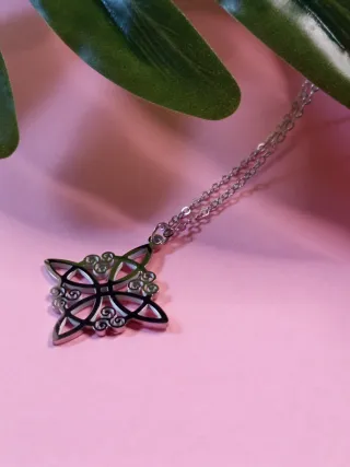 Collar Nudo de Bruja PLATEADO - ACERO INOXIDABLE