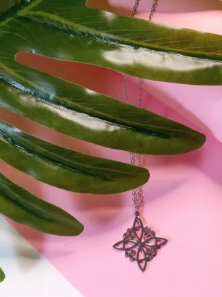 Collar Nudo de Bruja PLATEADO - ACERO INOXIDABLE