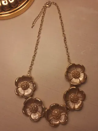 Collana girocollo nuova.