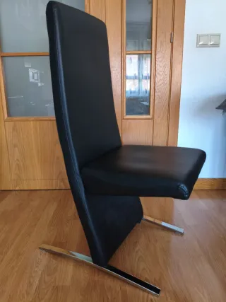 Sillas polipiel negra con base metálica