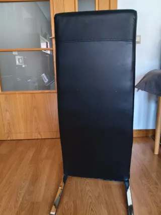 Sillas polipiel negra con base metálica