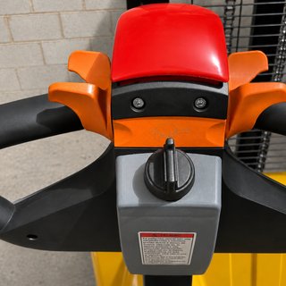 Apilador Eléctrico 1200kg a 3000mm*IVA NO INCLUIDO