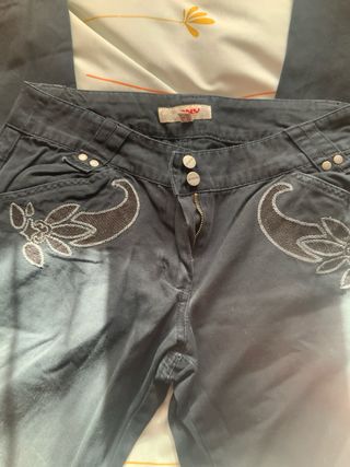 Pantalón vaquero negro con bordado