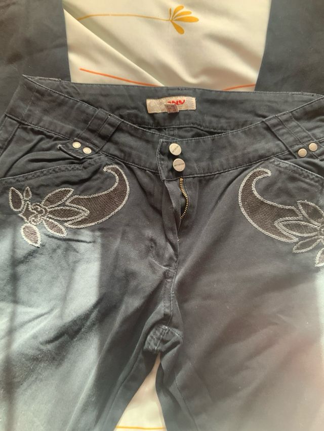 Pantalón vaquero negro con bordado