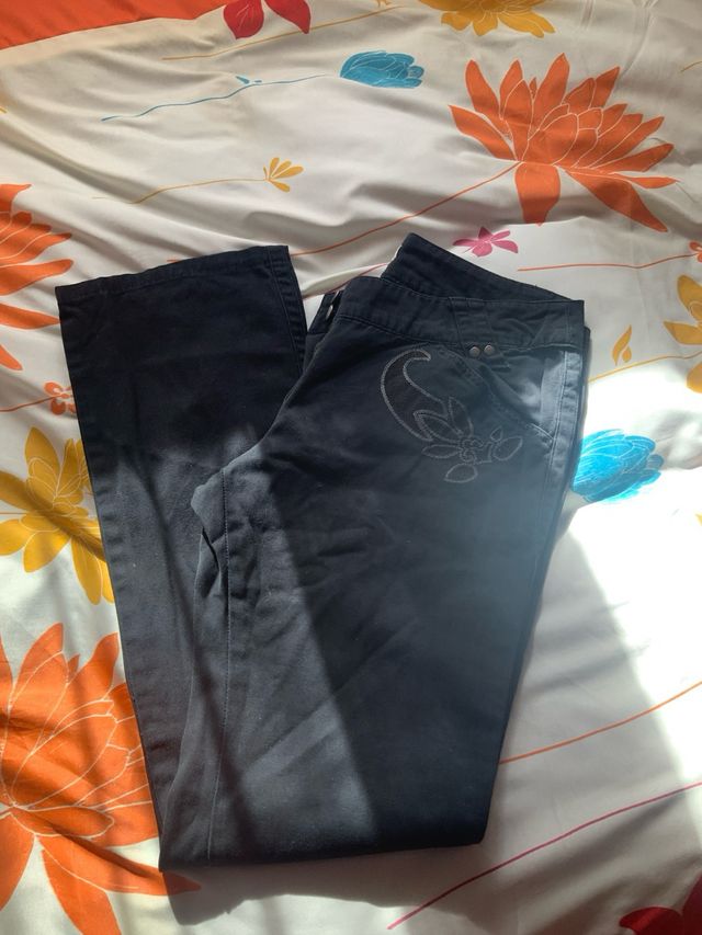 Pantalón vaquero negro con bordado
