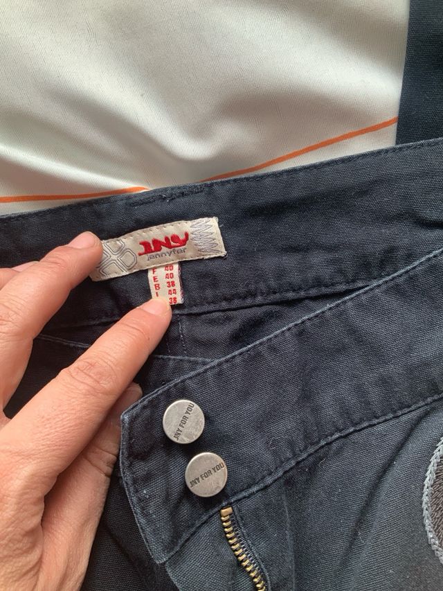 Pantalón vaquero negro con bordado