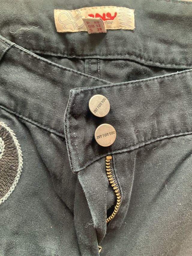 Pantalón vaquero negro con bordado