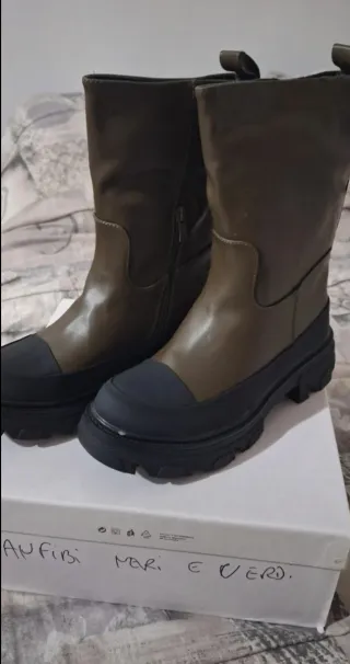 Anfibi neri nuovi taglia 38