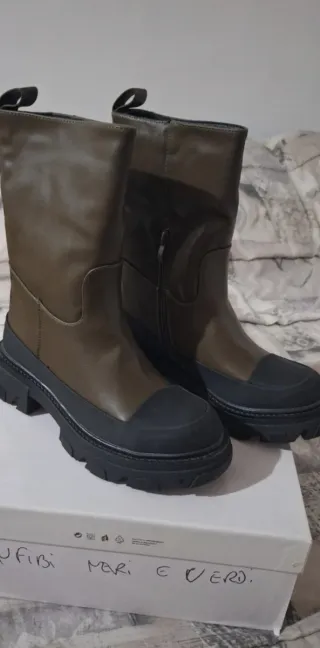 Anfibi neri nuovi taglia 38