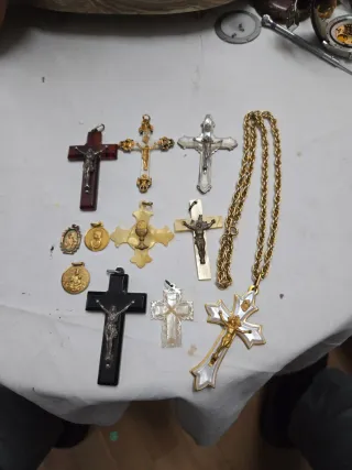 Lote de cruces y medallas religiosas