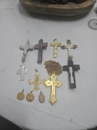 Lote de cruces y medallas religiosas