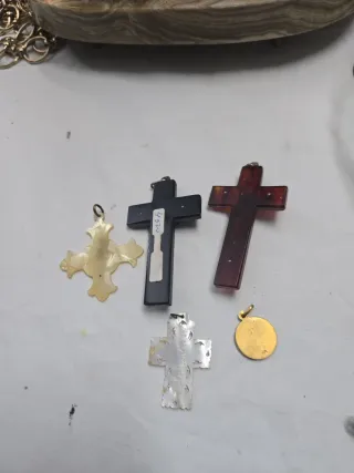 Lote de cruces y medallas religiosas
