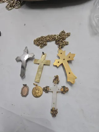 Lote de cruces y medallas religiosas