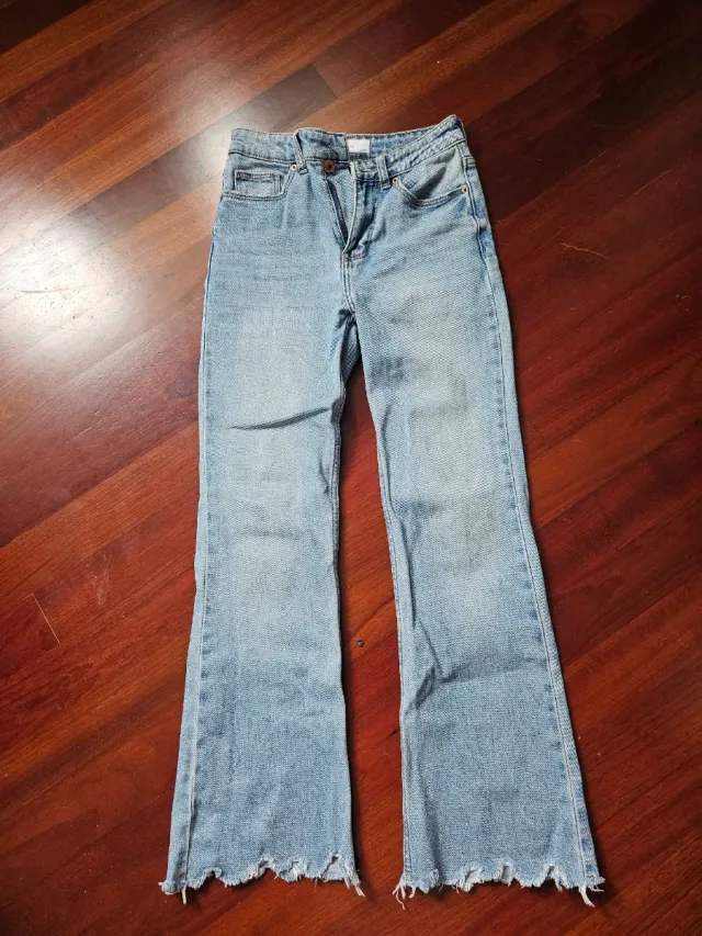 Vaqueros acampanados deshilachados