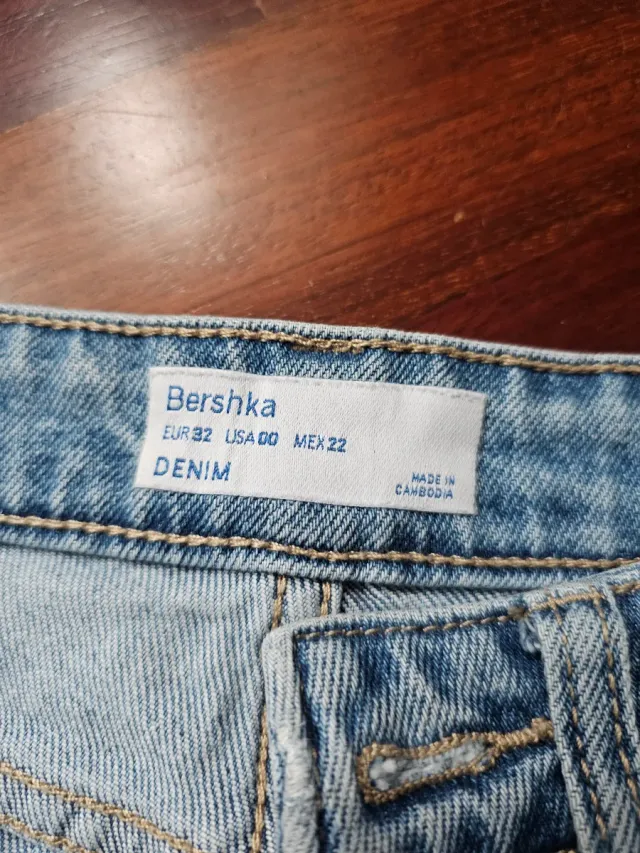 Vaqueros acampanados deshilachados