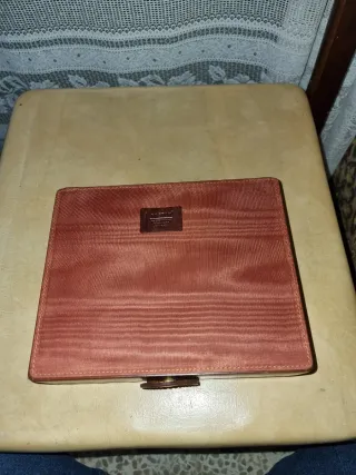 Caja pequeña de cuero y madera