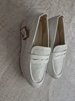 Zapatos blancos perforados