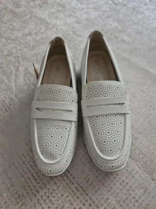 Zapatos blancos perforados