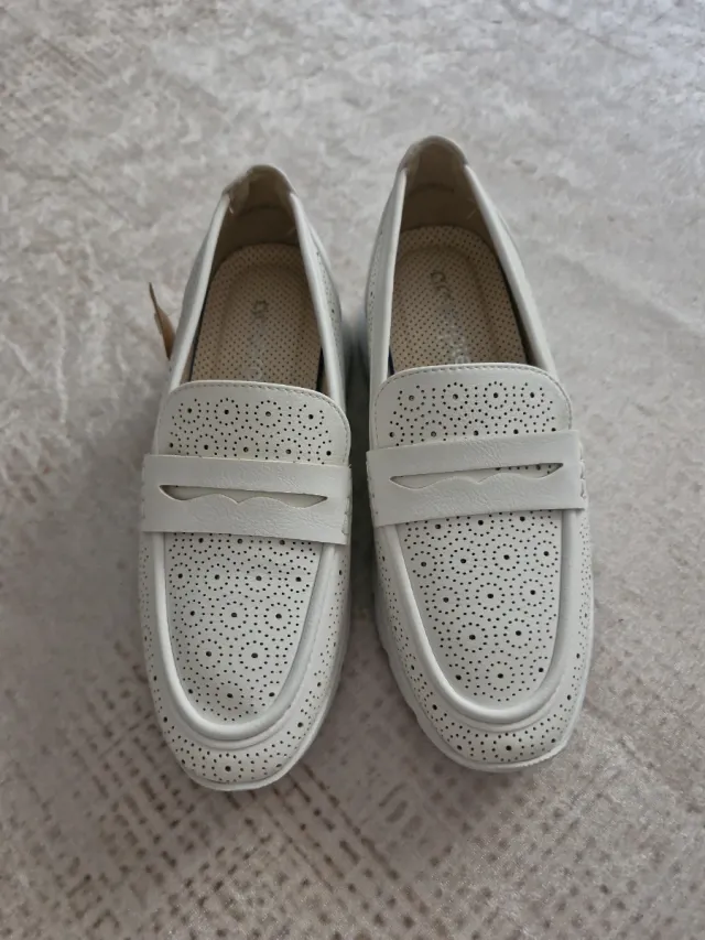 Zapatos blancos perforados