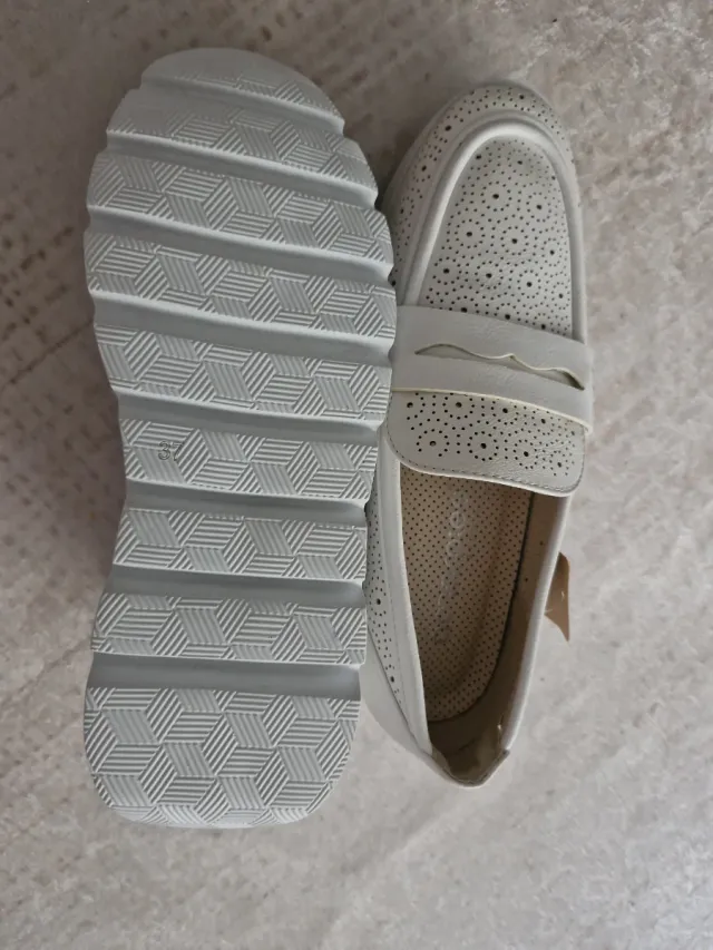 Zapatos blancos perforados
