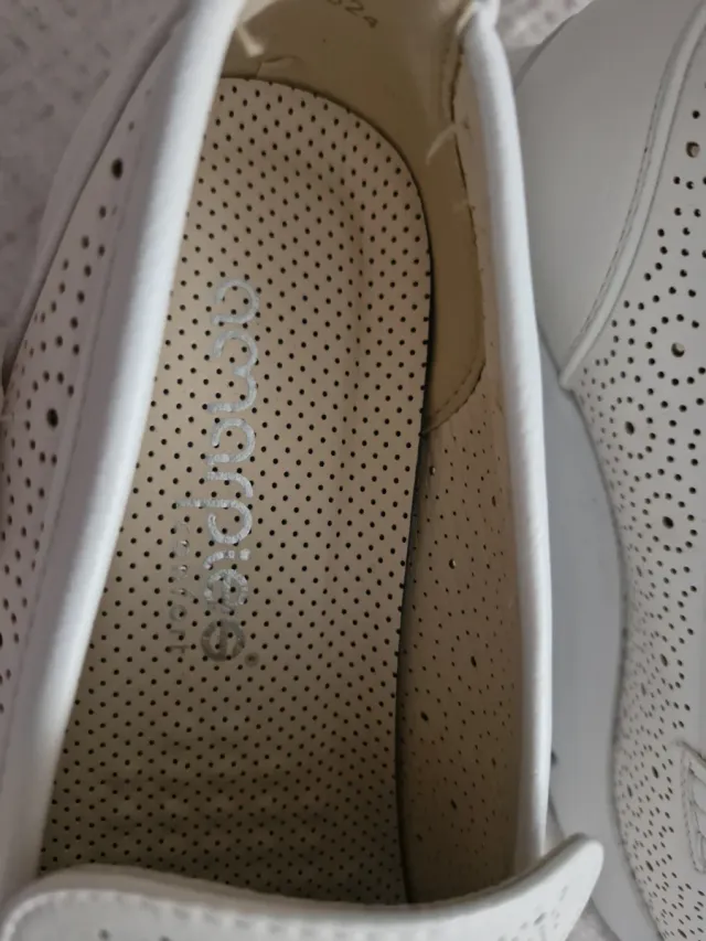 Zapatos blancos perforados