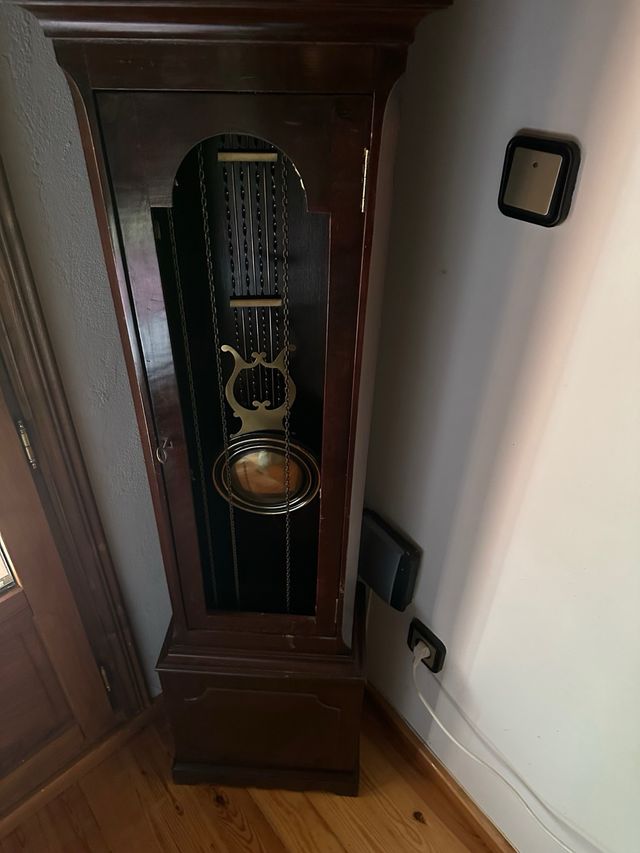 Reloj de péndulo de madera