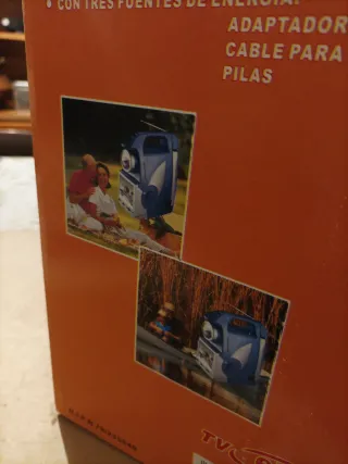 Kenex TV Portátil B&W con Radio y Linterna