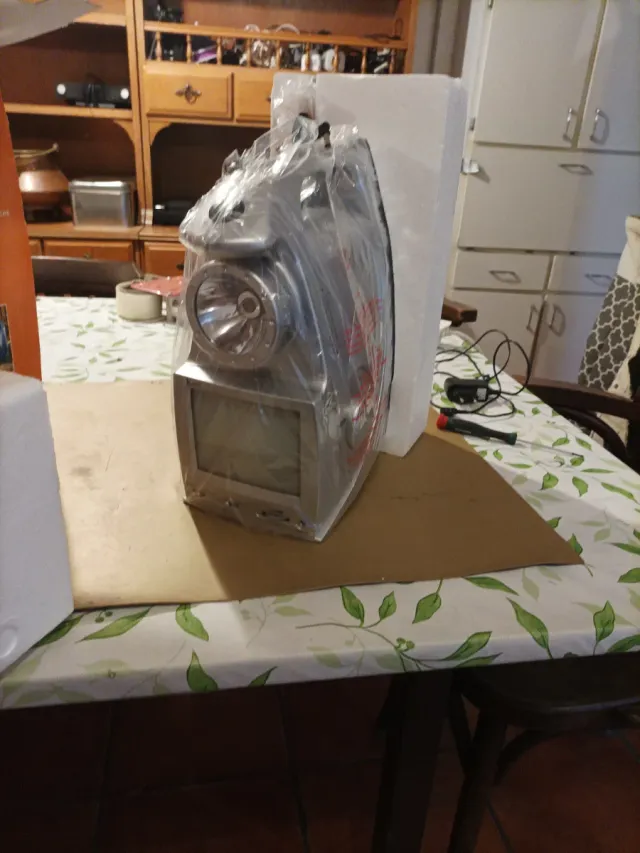 Kenex TV Portátil B&W con Radio y Linterna