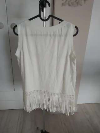 Camiseta blanca con flecos y ojos