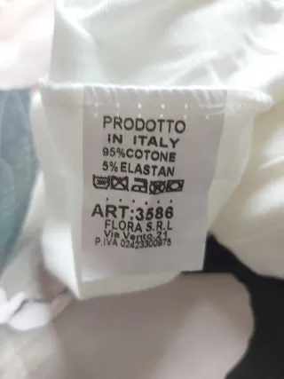 Camiseta blanca con flecos y ojos