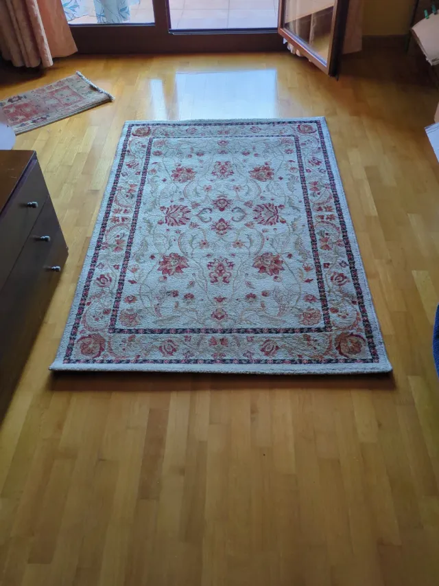 Alfombra clásica beige y roja