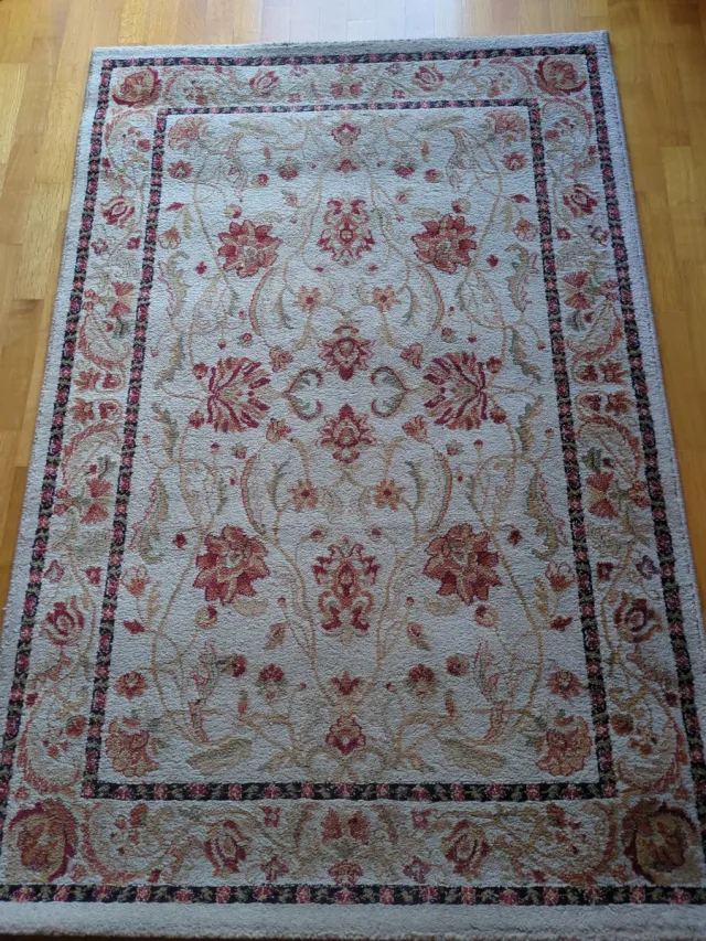 Alfombra clásica beige y roja