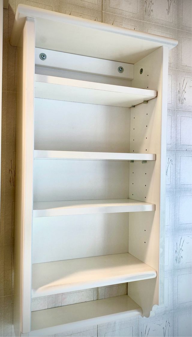 Estantería de madera blanca