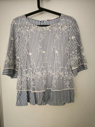 Blusa de rayas con encaje floral