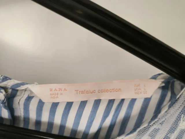 Blusa de rayas con encaje floral