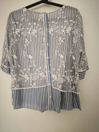 Blusa de rayas con encaje floral