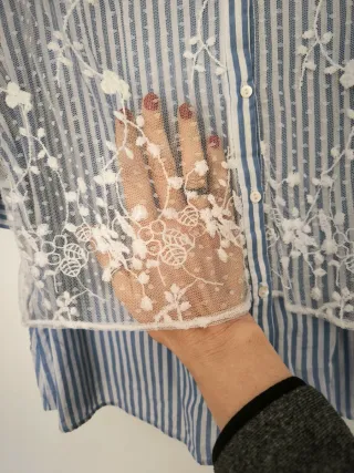 Blusa de rayas con encaje floral