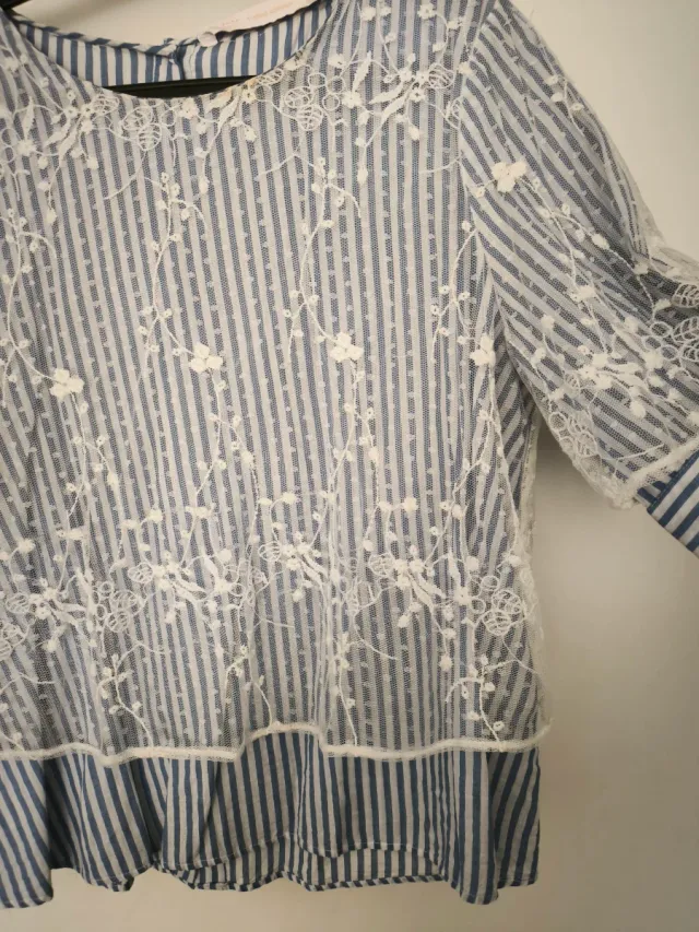 Blusa de rayas con encaje floral