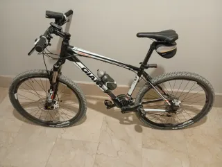 Bicicleta Montaña Giant Talon L Negra/Blanca