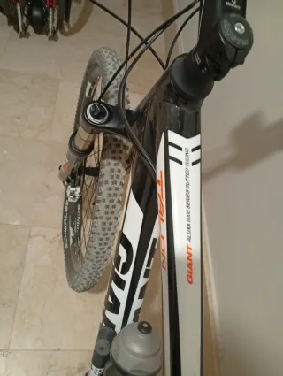 Bicicleta Montaña Giant Talon L Negra/Blanca