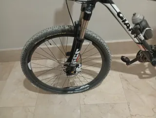 Bicicleta Montaña Giant Talon L Negra/Blanca