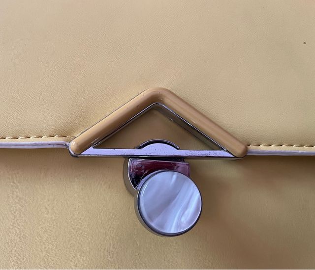 Bolso amarillo con cierre nacarado