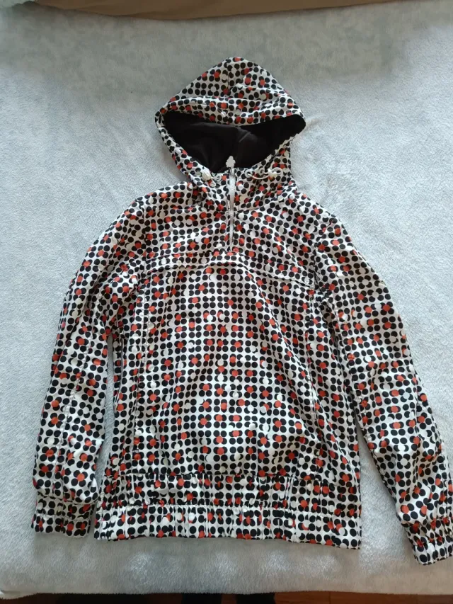 Cortavientos tipo canguro estampado