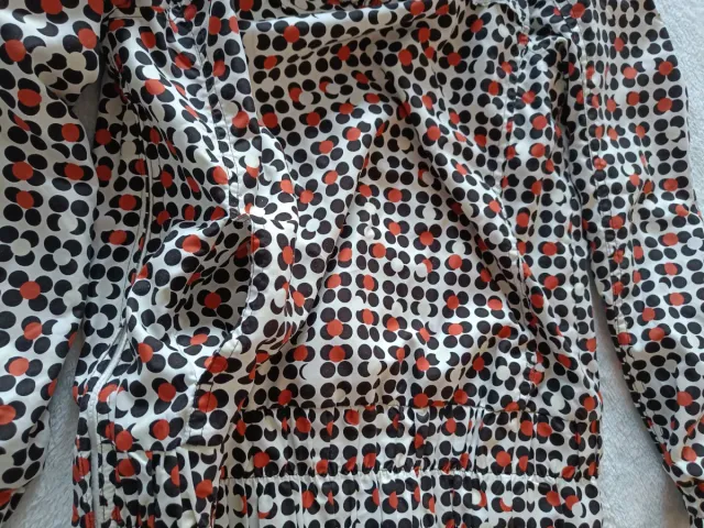 Cortavientos tipo canguro estampado