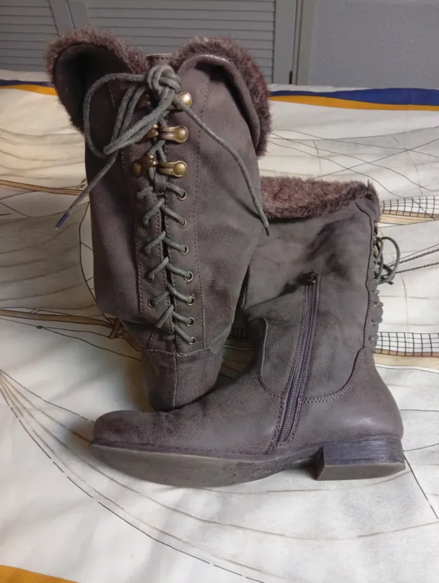 Botas grises con cordones y  pelo