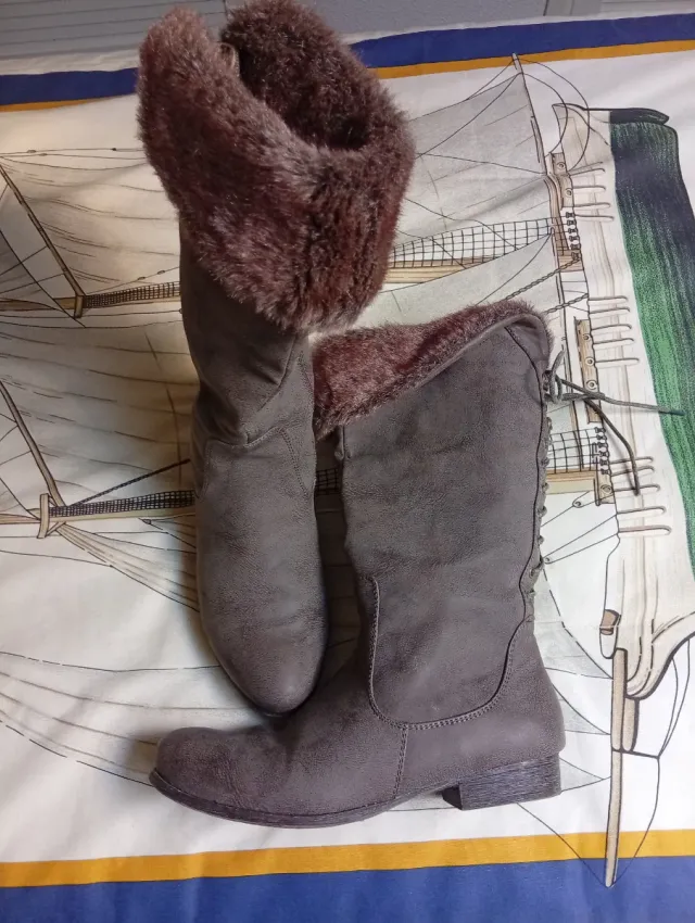 Botas grises con cordones y  pelo