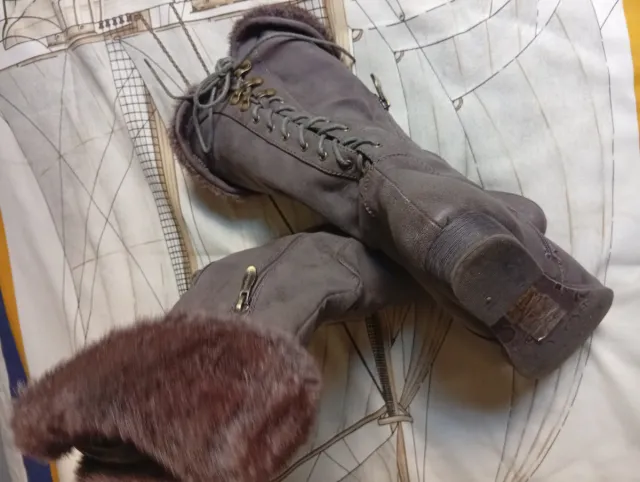 Botas grises con cordones y  pelo