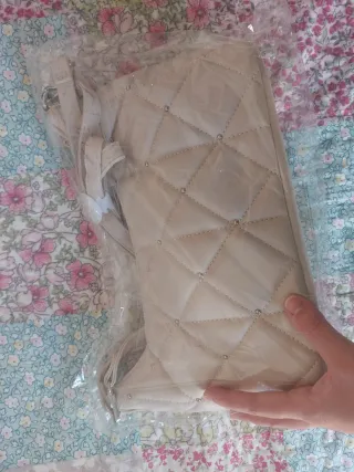 Bolso acolchado beige con pedrería